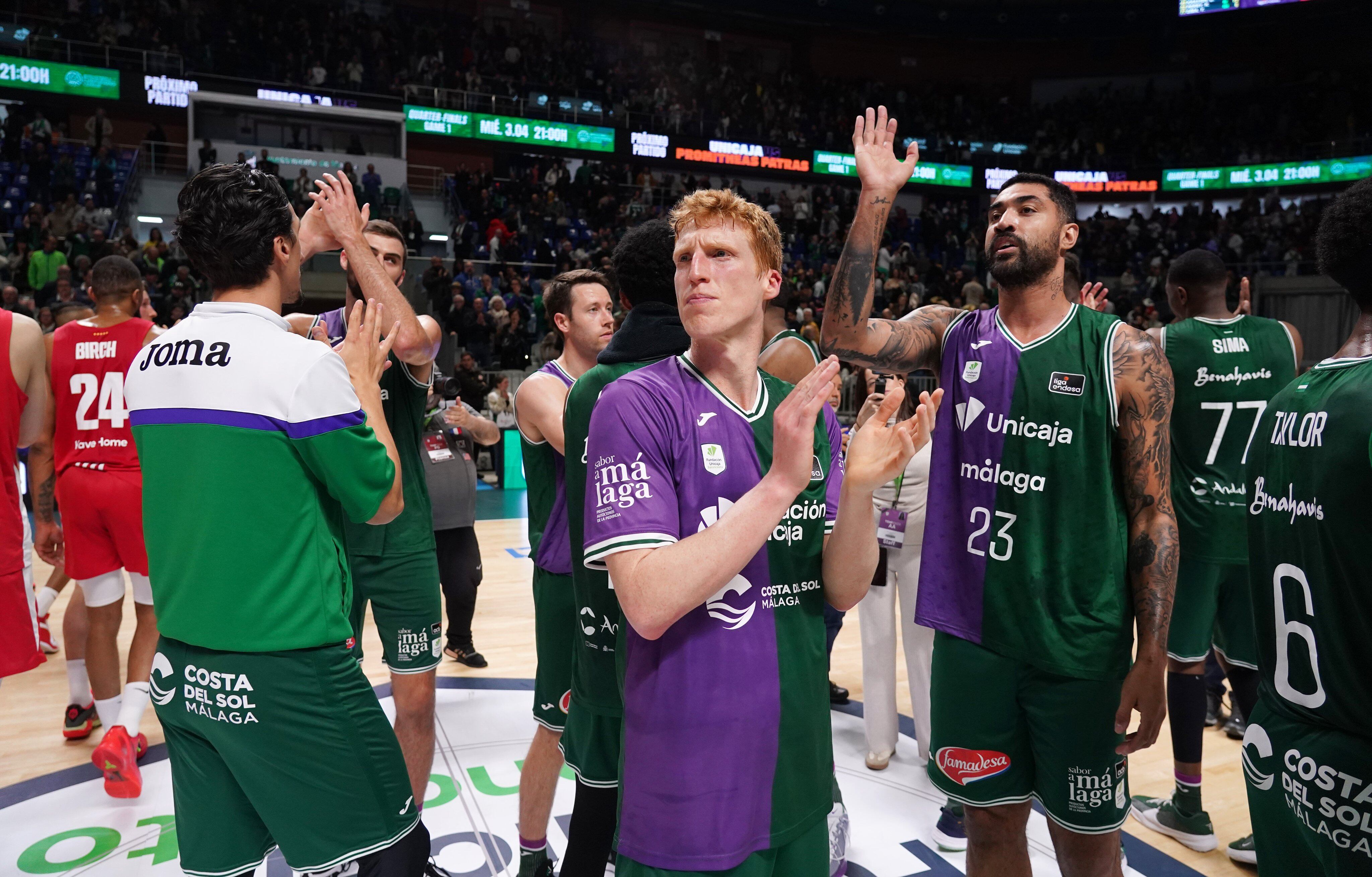Alberto Díaz, en primer plano, rodeado de jugadores del Unicaja, celebra el triunfo del sábado ante el Girona
