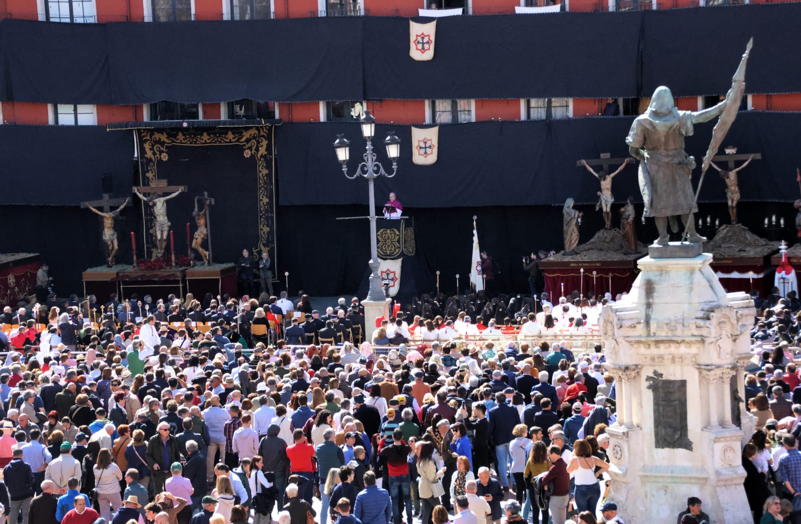 Plaza mayor de Valladolid durante el sermón de las siete palabras