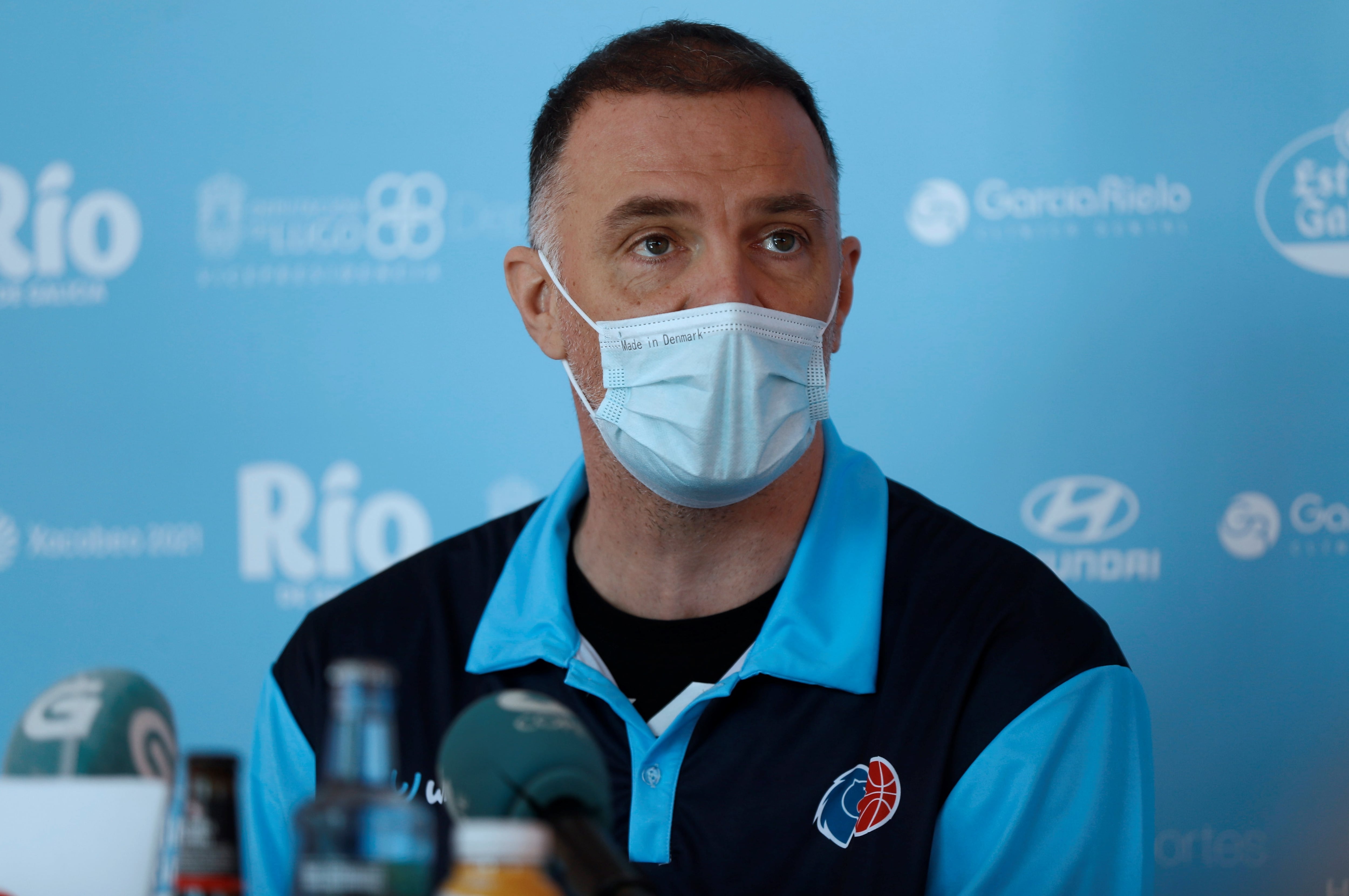 LUGO, 31/01/2022.- El entrenador del Río Breogán, Veljko Mrsic, este lunes durante la rueda de prensa en el Pazo dos Deportes de Lugo, donde valoró el cruce que ha deparado el sorteo de la Copa del Rey de baloncesto con el Real Madrid en cuartos de final. EFE/ Eliseo Trigo
