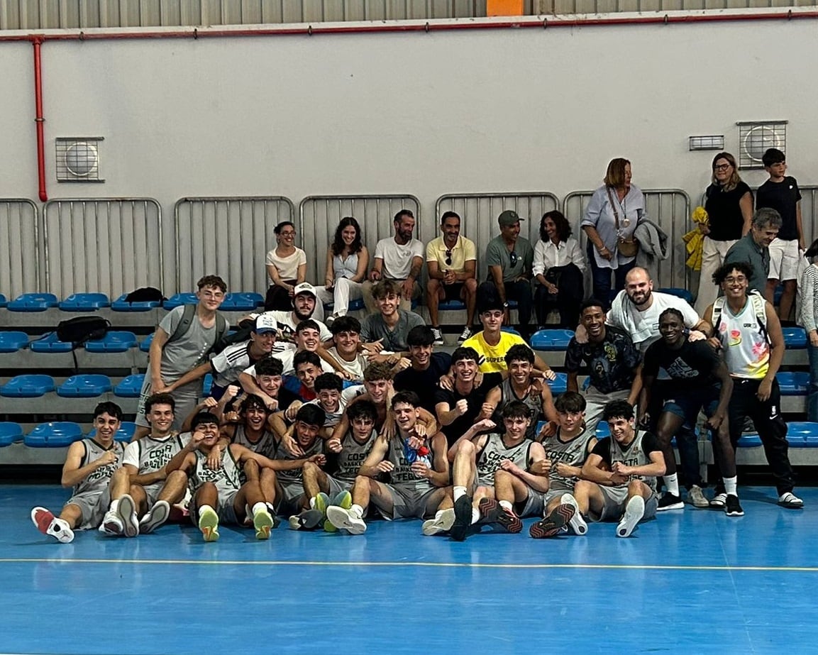 Los Juniors del Costa Teguise tras clasificarse para los cuartos del Campeonato de Canarias.