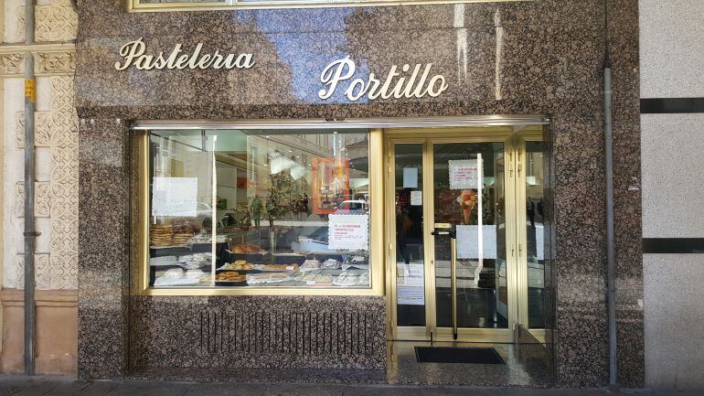 Pastelería Portillo, asentada en la Calle Mayor, cierra