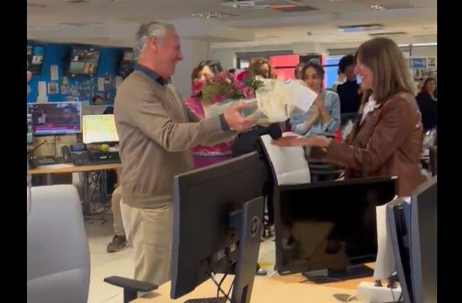 Lorenzo Milá le entrega un ramo de flores a Ana Blanco en su despedida