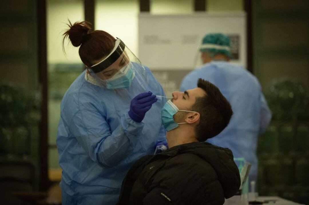 Un profesional sanitario realiza una prueba de Covid 