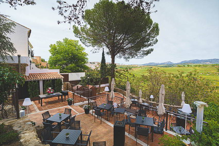 La zona de terraza del hotel cuenta con espectaculares vistas a la sierra