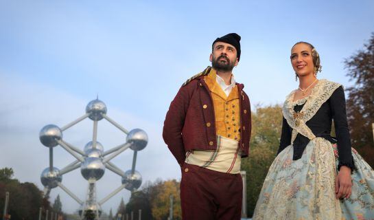 Pere Fuset y Raquel Alario, en las inmediaciones del Atomium de Bruselas