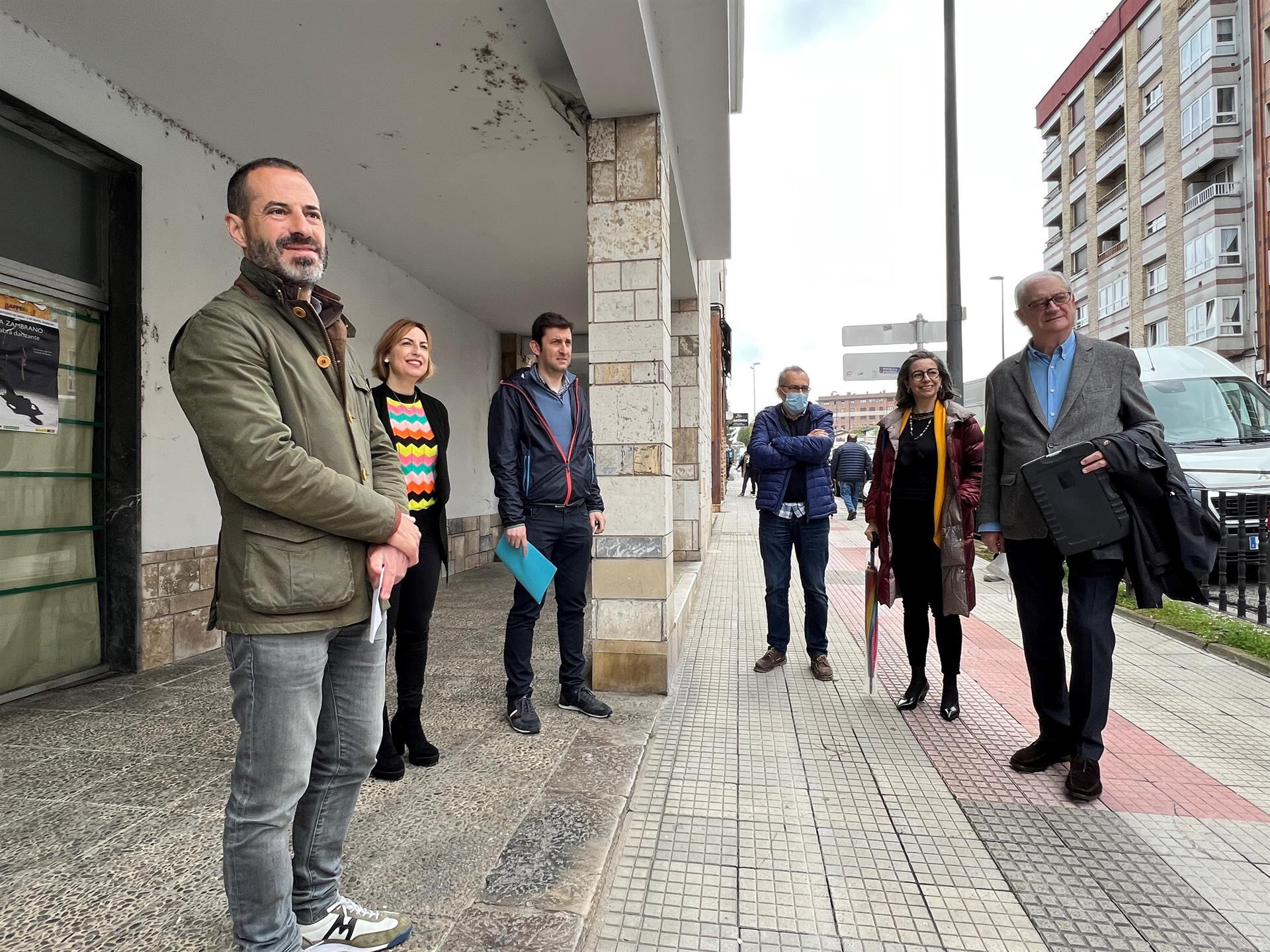 Alcalde, concejala y otros responsables municipales durante su visita al antiguo cine sierense