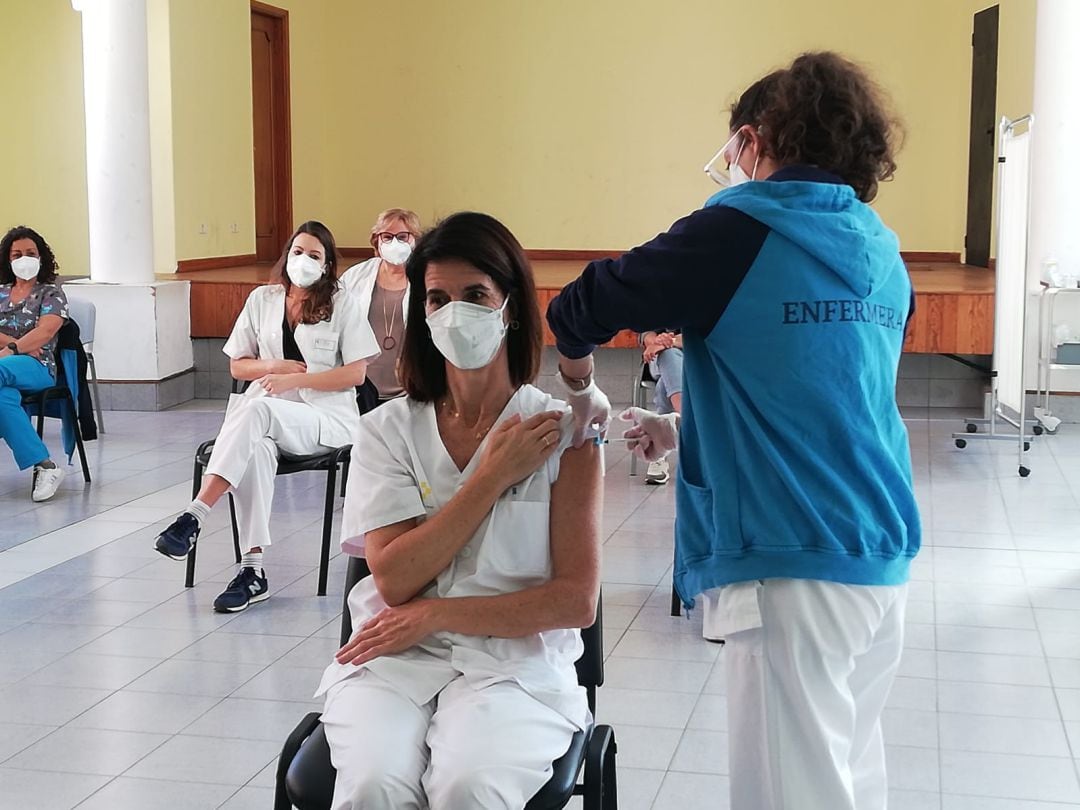 Inicio vacunación al personal sanitario en Gran Canaria