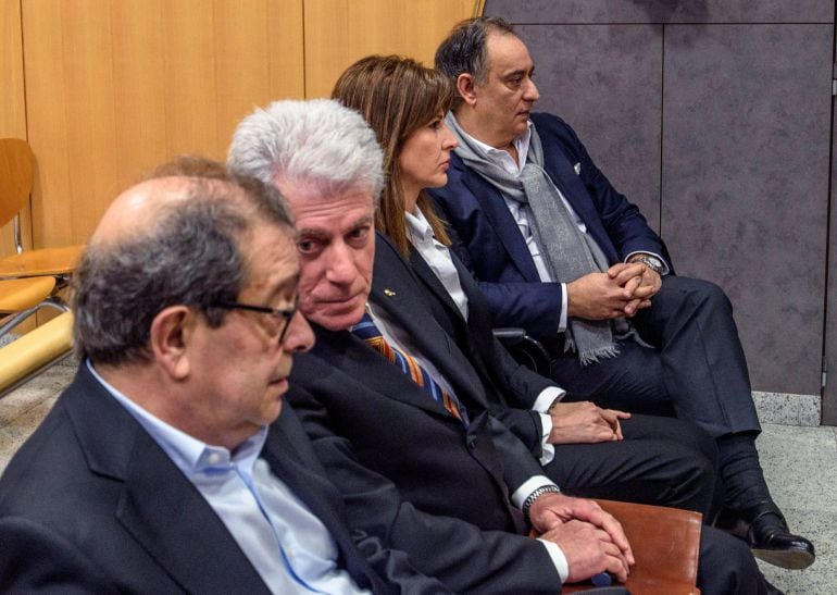 El exjefe de Calidad del hospital de Cruces José Carlos Margüello; el que fuera viceconsejero de Inclán, Rafael Cerdán; el responsable territorial en Bizkaia en esa época, José Ramón Elorriaga, y María Nieves Fernández , una administradora de dos empresas