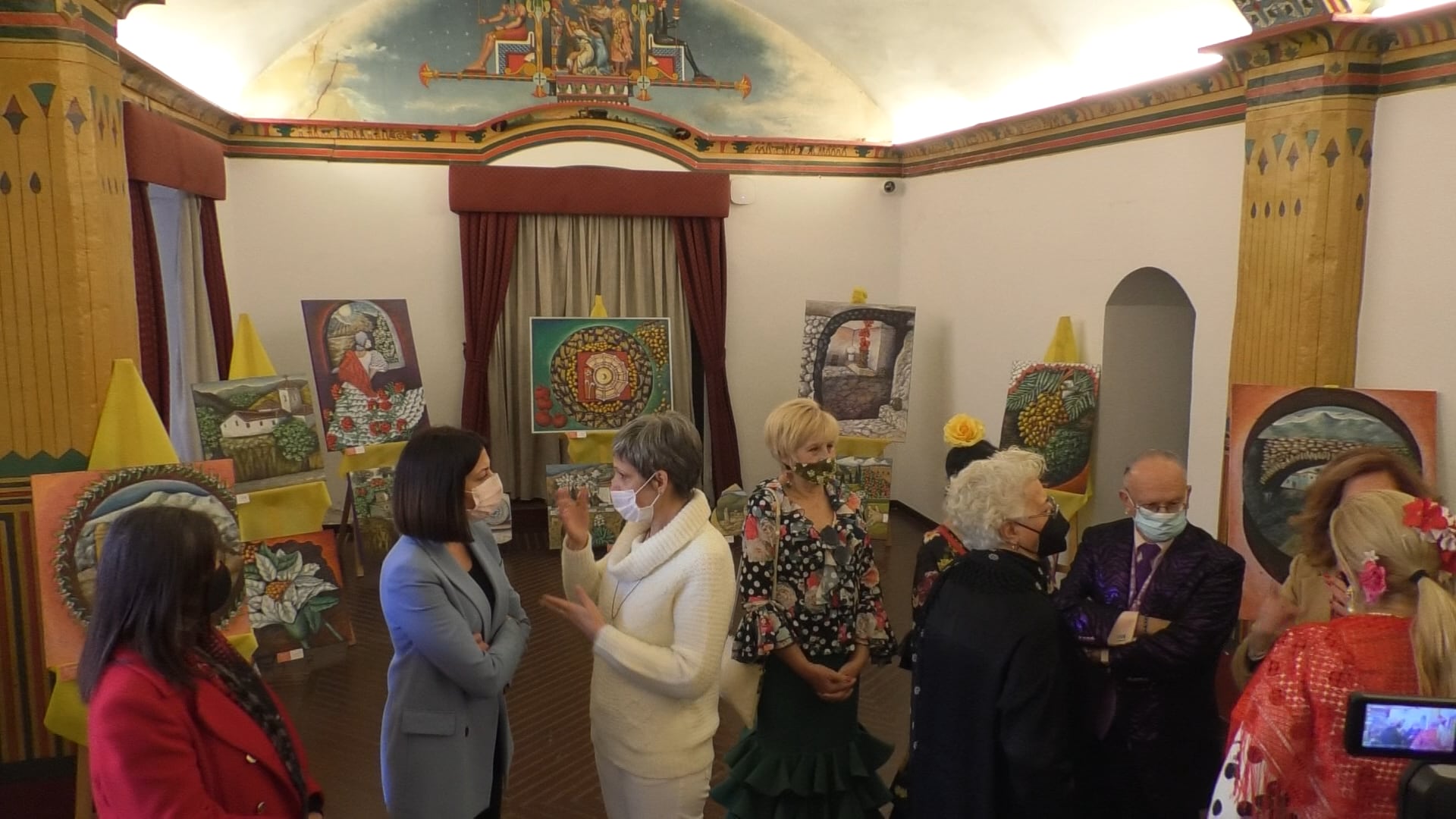 Miembros de la Casa de Andalucía en la Sala Masónica de La Calahorra, junto con las obras de Fernanda Salmerón