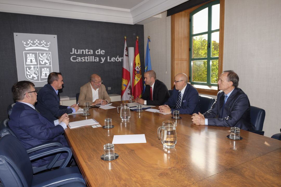 Reunión entre los promotores de la biorrefinería de Barcial del Barco y el vicepresidente de la Junta de Castilla y León, Francisco Igea