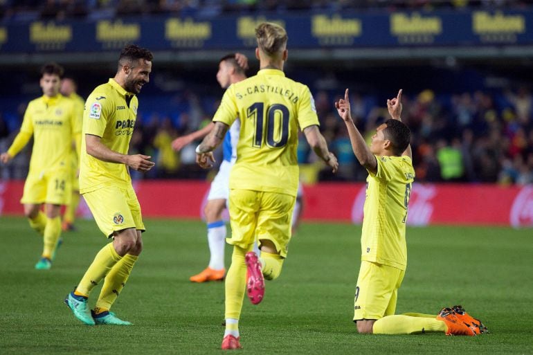 El delantero colombiano del Villarreal, Carlos Bacca (d), celebra con sus compañeros el segundo gol del equipo castellonense durante el encuentro correspondiente a la jornada 33 de primera división que disputan esta noche frente al Leganés en el estadio d