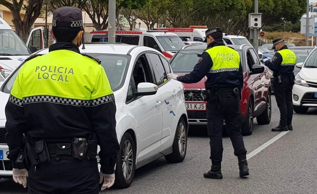 Control policial en la avenida de Dénia