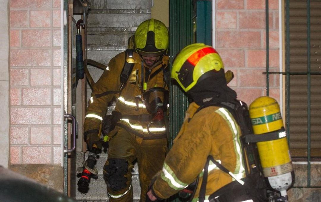 Los bomberos abandonan la vivienda de Sant Joan tras haber extinguido el fuego