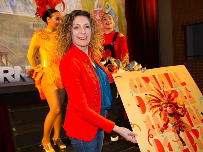 María de las Huertas, edil de festejos, enseña el cartel del Carnaval de Lorca 2024