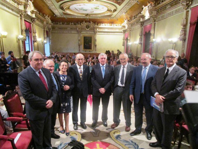 De esquerda a dereita: González Seoane, Alonso Montero, Rosario Álvarez, Ramón Lorenzo, o reitor Juan Viaño, Antón Santamarina, Ramón Villares e Ivo Castro.