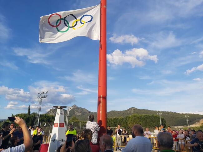 Elvira 'Chiqui' Sempere durante el izado de la bandera olímpica