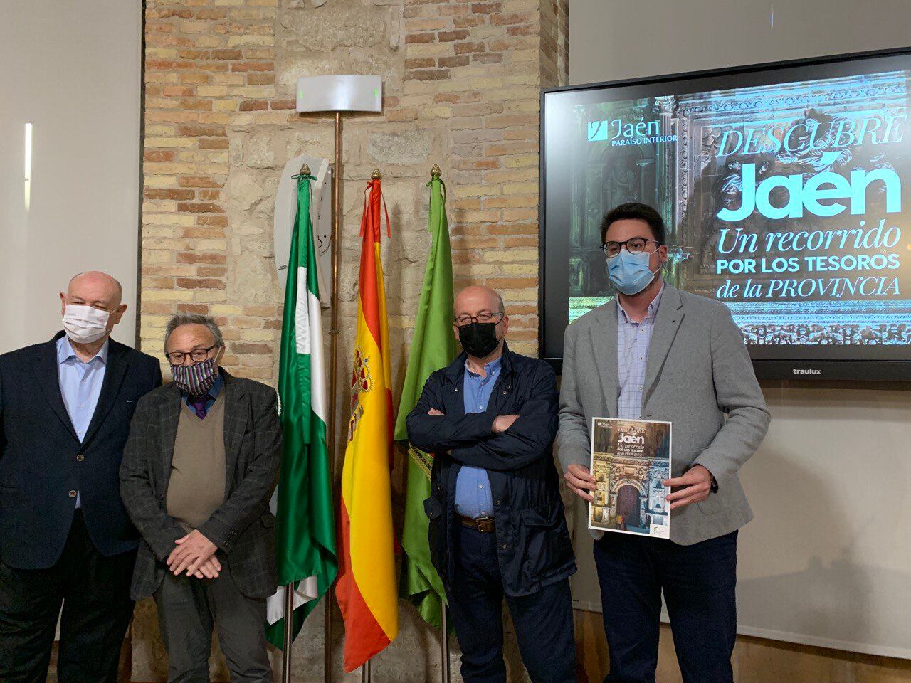 De izquierda a derecha, el escritor Juan Eslava Galán; el catedrático Pedro Galera; uno de los impulsores de la guía, Andrea Pezzini y el diputado de Promoción y Turismo, Francisco Javier Lozano.