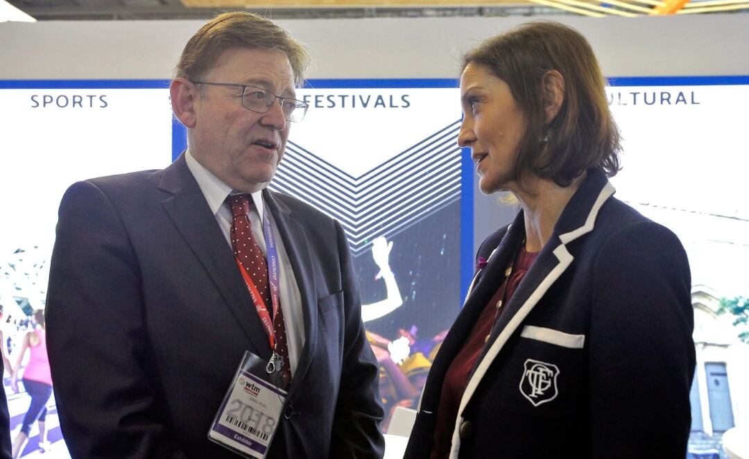 El president de la Generalitat, Ximo Puig, conversa con la ministra de Industria, Reyes Maroto, durante su visita al expositor de la Comunitat Valenciana en la feria de turismo World Travel Market de Londres.