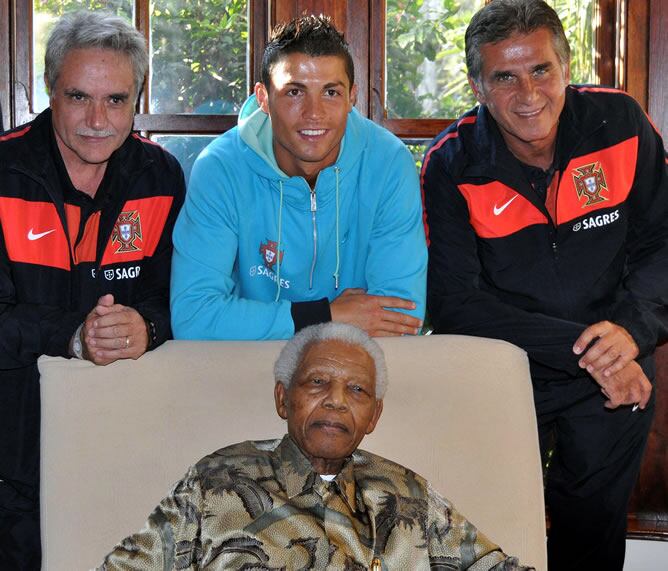 Los representantes de la selección portuguesa junto con Nelson Mandela