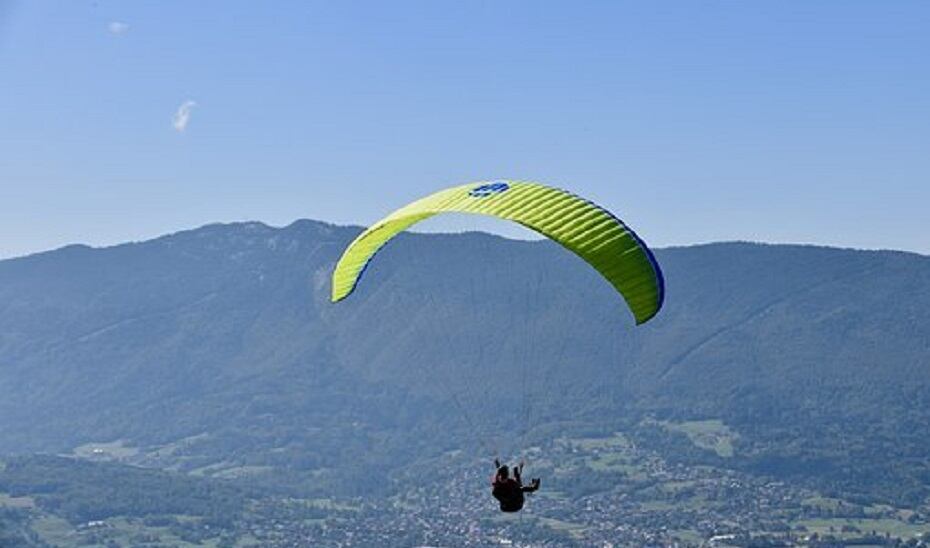 Un parapentista en Teba (Málaga)