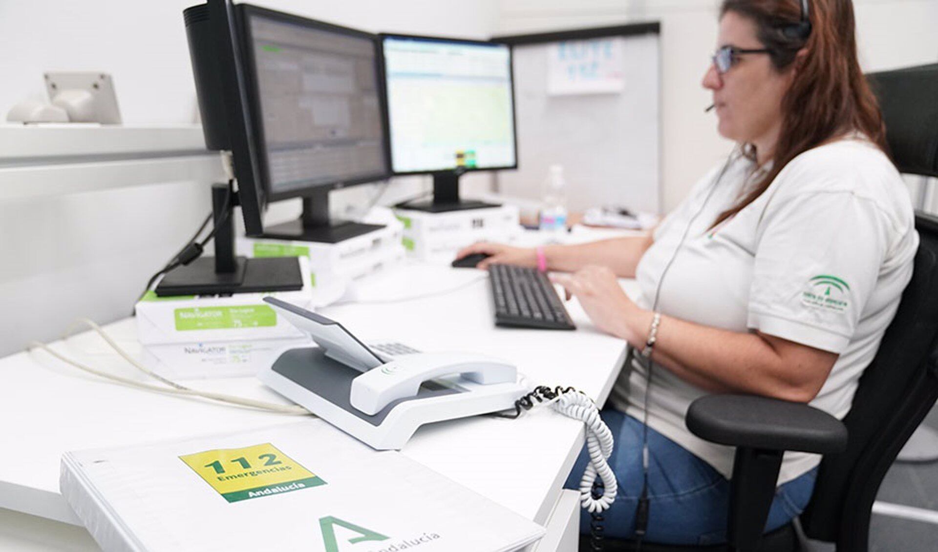 Una trabajadora del Servicio de Emergencias 112, en foto de archivo.