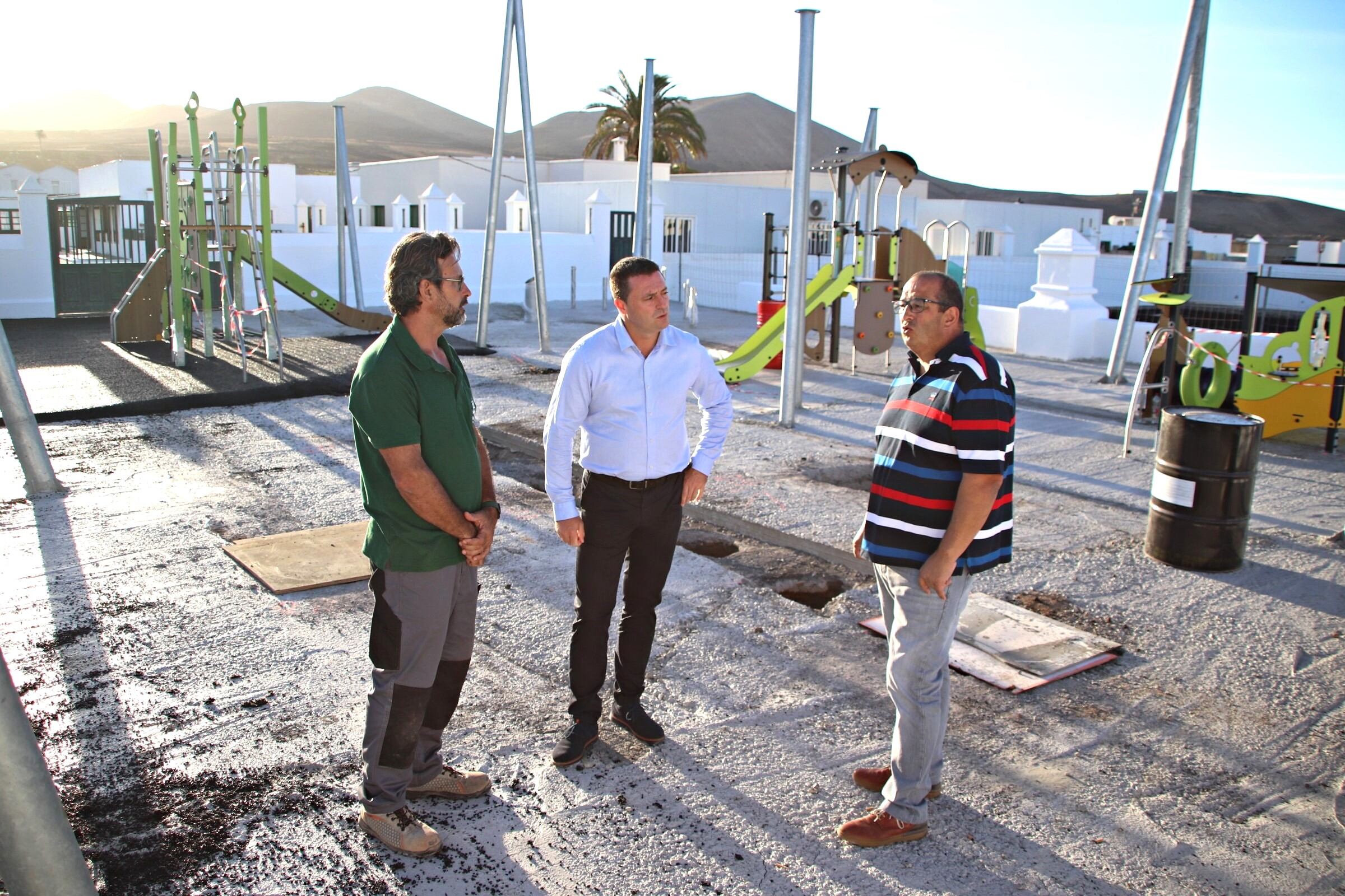 Óscar Noda junto a Rubén Arca en las obras de este nuevo parque infantil