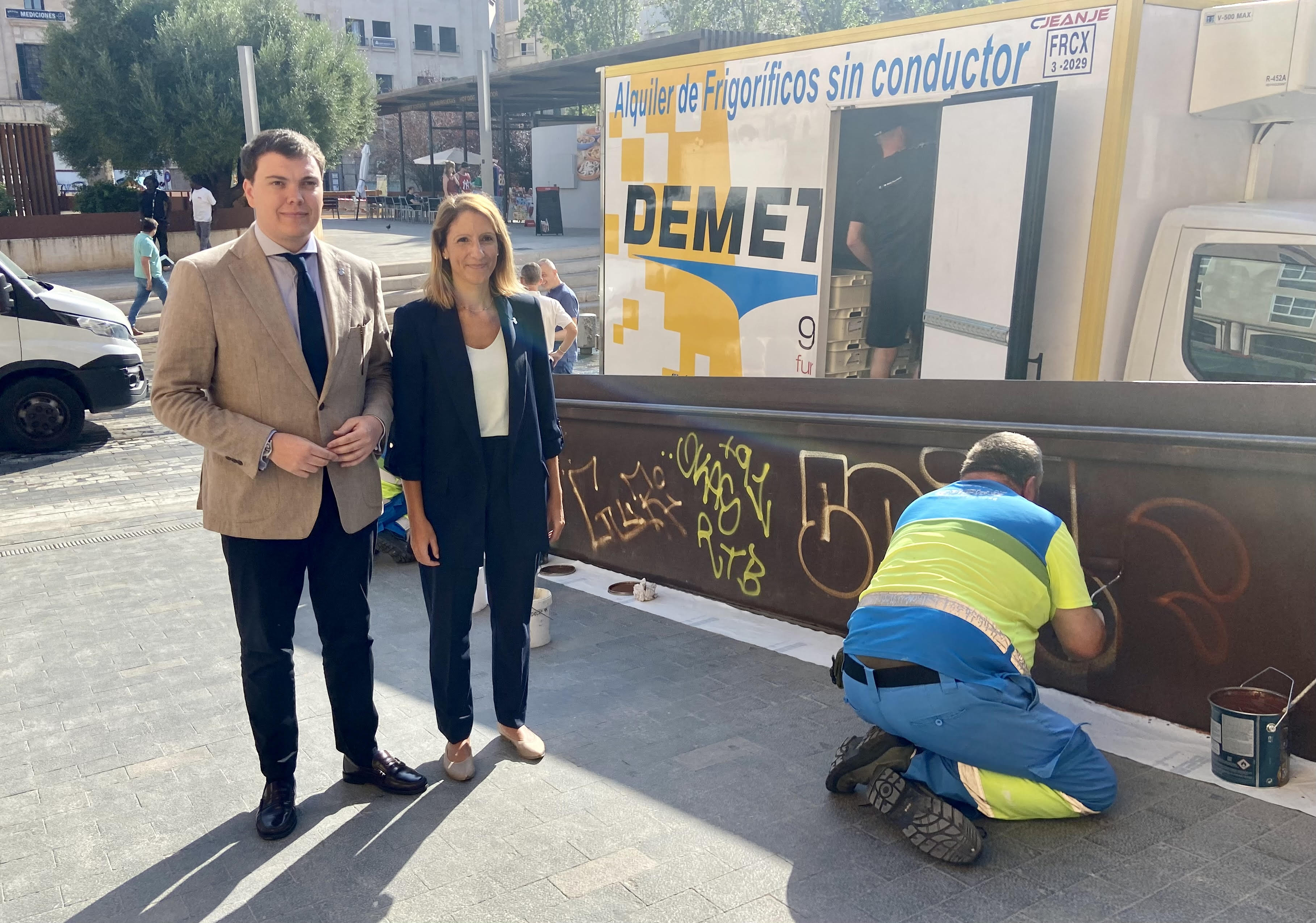 Trabajadores pintando las pintadas del Mercat del Olivar; el presidente de Medio Ambiente, Llorenç Bauzá;  y regidora de Infraestructuras, Belén Soto