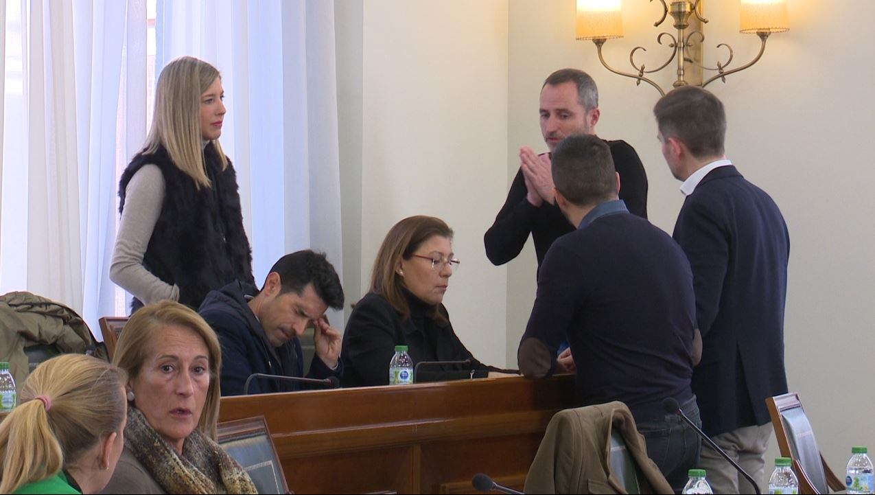 El concejal del PP Toni Abad, explica a sus compañeros que va a continuar con su abstención, durante el receso del pleno solicitado por su grupo.