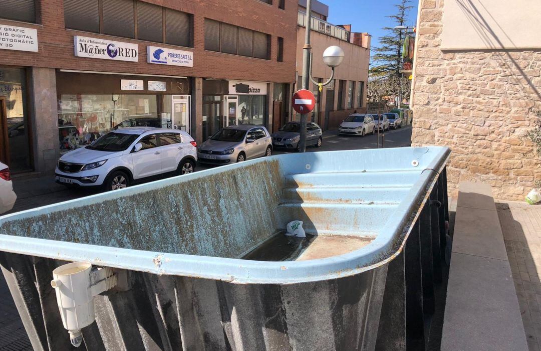 La piscina ha caído desde la terraza de un edificio en les Borges Blanques