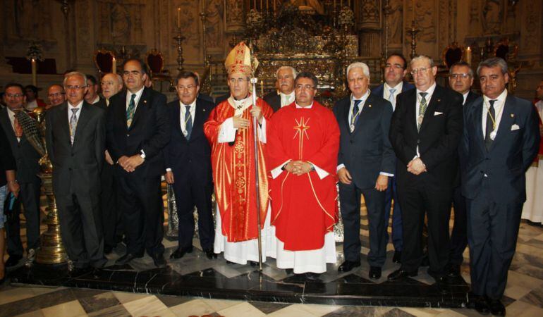 Los miembros del nuevo Consejo de Cofradías junto al arzobispo de Sevilla, Juan José Asenjo, el día de su toma de posesión