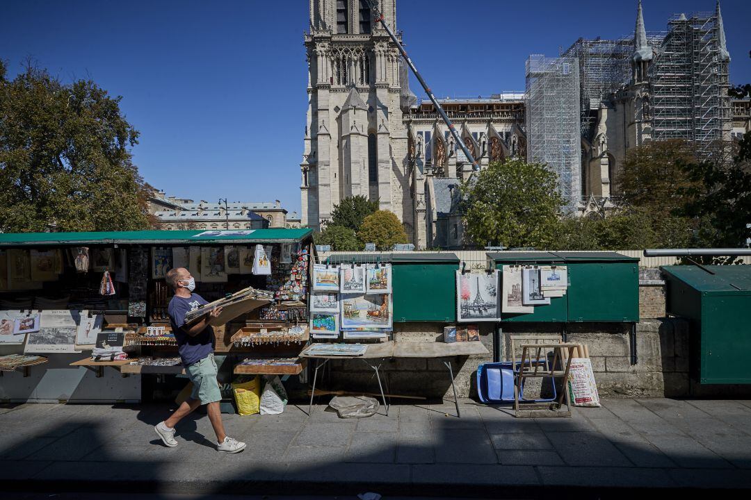 Imagen de archivo de un vendedor al lado de la catedral de Notre Dame.