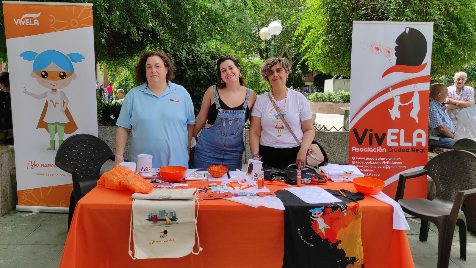 Mesa informativa instalada en la Plaza del Pilar por la Asociación VívELA