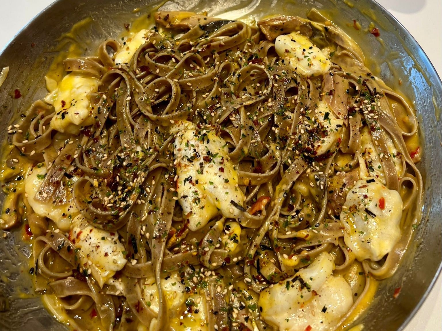 Tagliatelle al huevo con kokotxas de bacalao, setas, chile y ajo