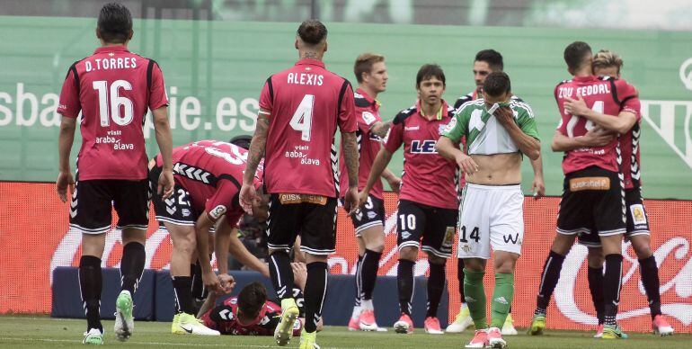 Los jugadores del Alavés celebran un gol en el Villamarín