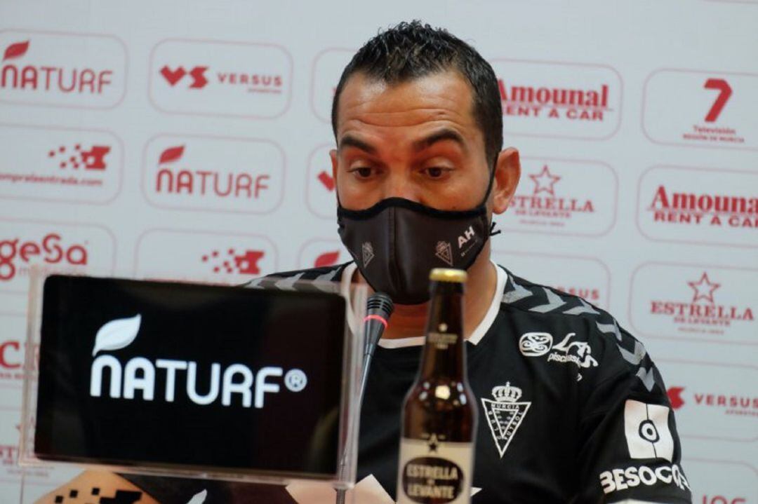 Adrián Hernández en la rueda de prensa antes del Real Murcia-Recreativo Granada