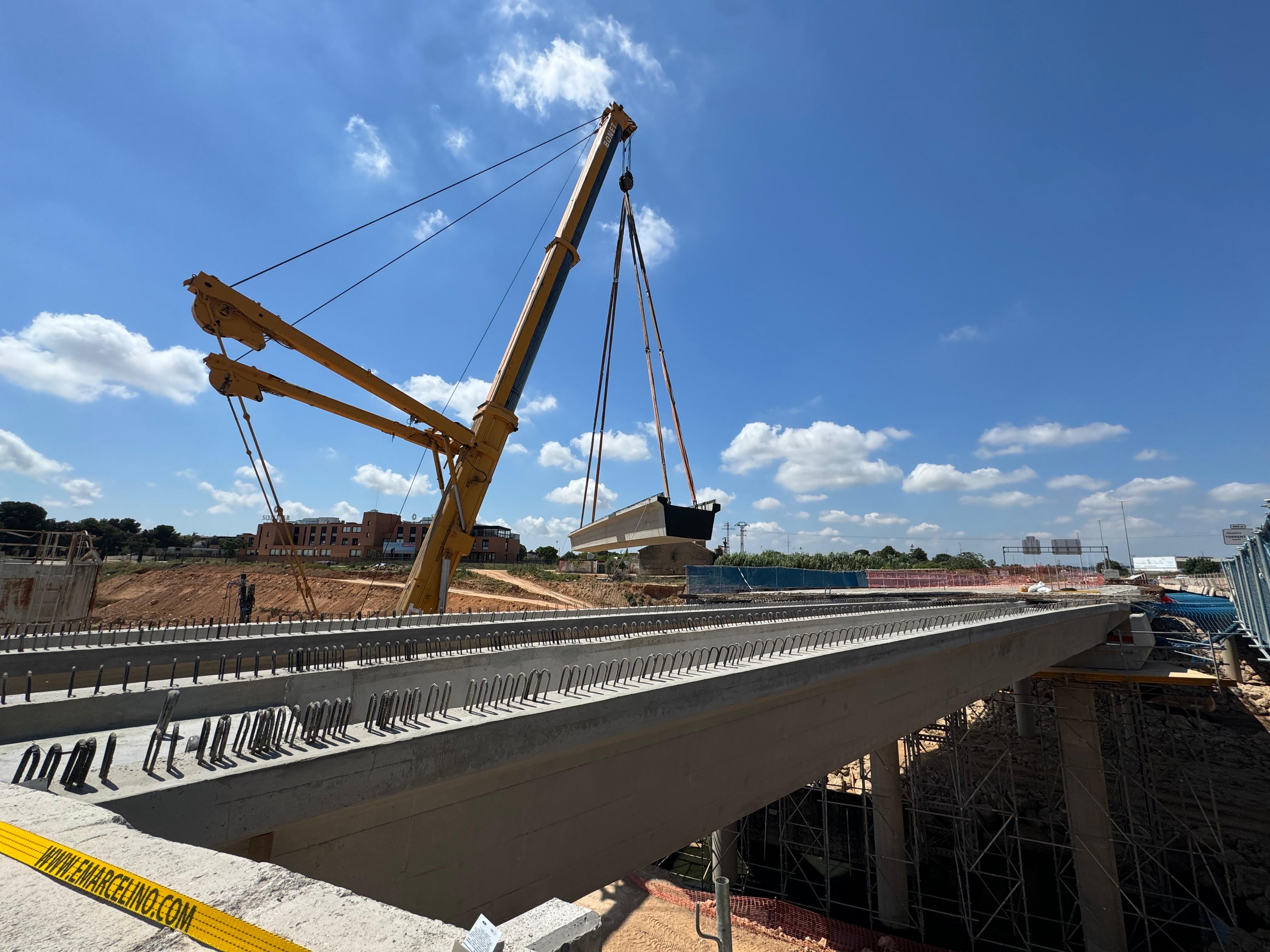 La Generalitat instala las vigas del puente de la CV-33 en l&#039;Horta Sud colapsado por la DANA