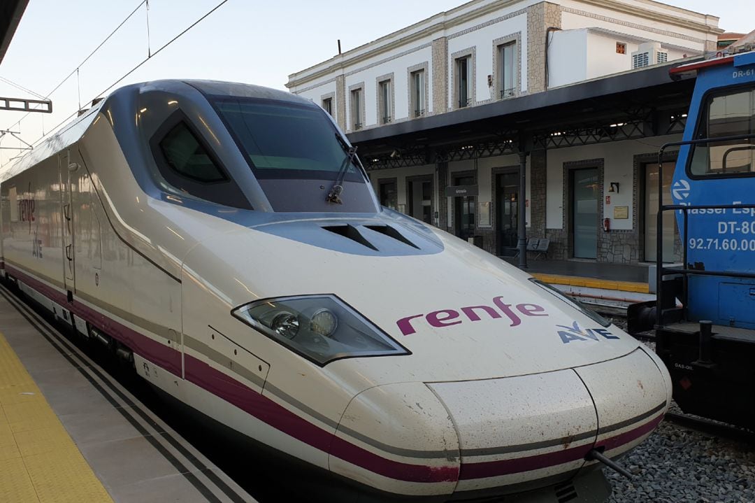 El AVE en la estación de Granada