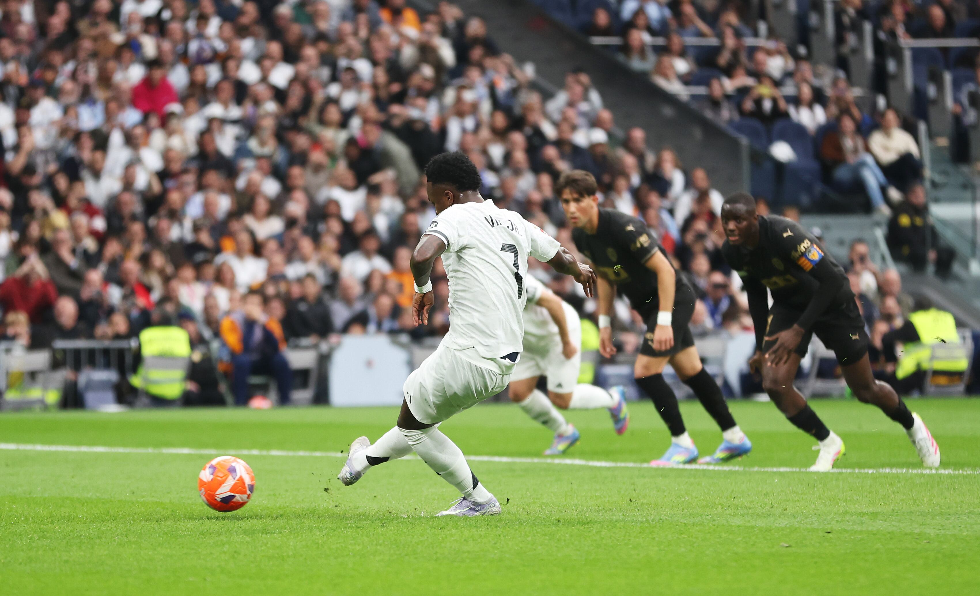 Vinicius Júnior falla su penalti durante el Real Madrid-Valencia