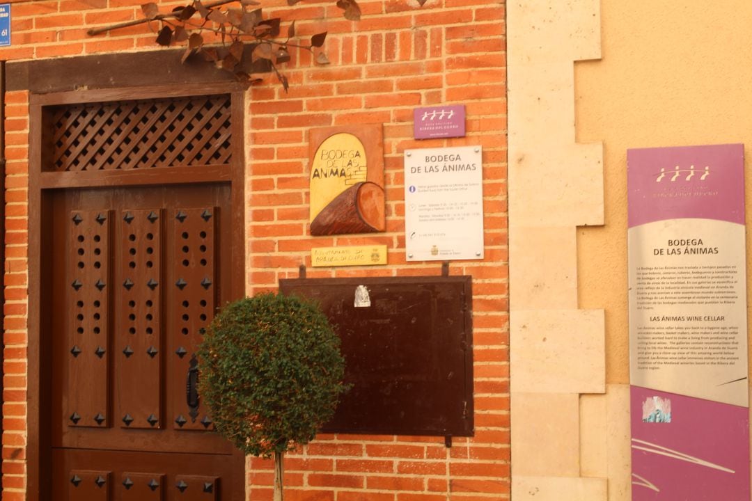 Entrada de la bodega de Las Ánimas en Aranda, uno de los enclaves de la Ruta