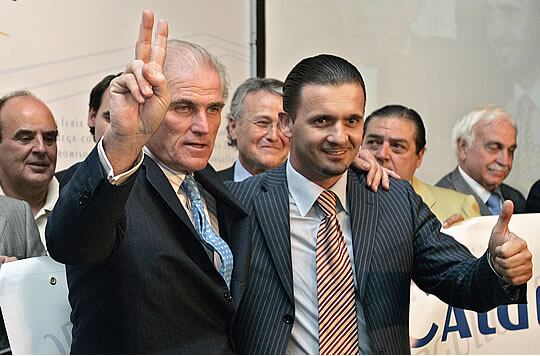 Ramón Calderón, presidente del Real Madrid, junto al director deportivo, Petja Mijatovic.