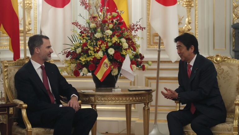 El rey Felipe VI y el primer ministro japonés, Shinzo Abe (d), durante el encuentro que han mantenido en el Palacio Akasaka, dentro de la visita de Estado de los Reyes de España a Japón