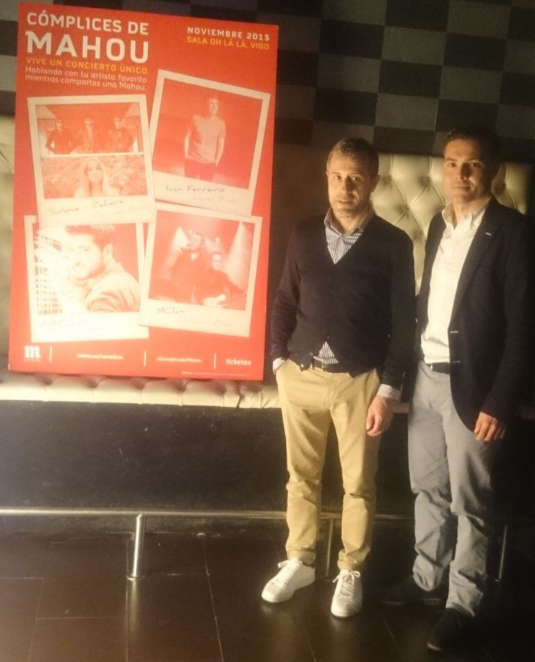 José Luis Asenjo y Hugo Pérez, responsable de la sala Oh La La y Brand Manager de Mahou, respectivamente en un momento de la presentación