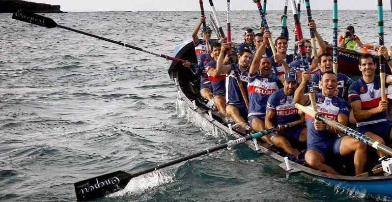 GRA170. NOJA, 25/07/2015.- La tripulación de la embarcación vizcaina Urdaibai de Bermeo levanta sus remos tras imponerse hoy en la III Bandera Playas de Noja, prueba puntuable para la Liga ACT de traineras. EFE/Esteban Cobo