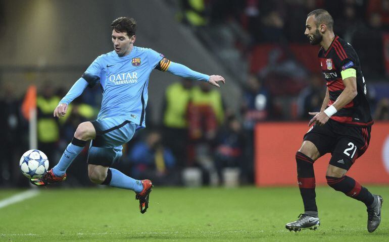 Leo Messi presionado por Oemer Tropak