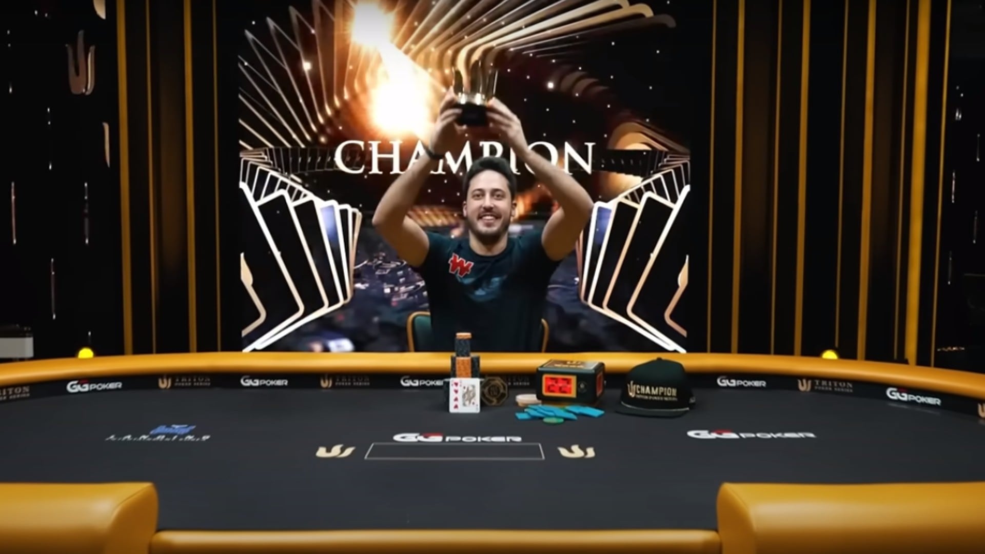 Adrián Mateos levanta el trofeo de las Triton Poker Series