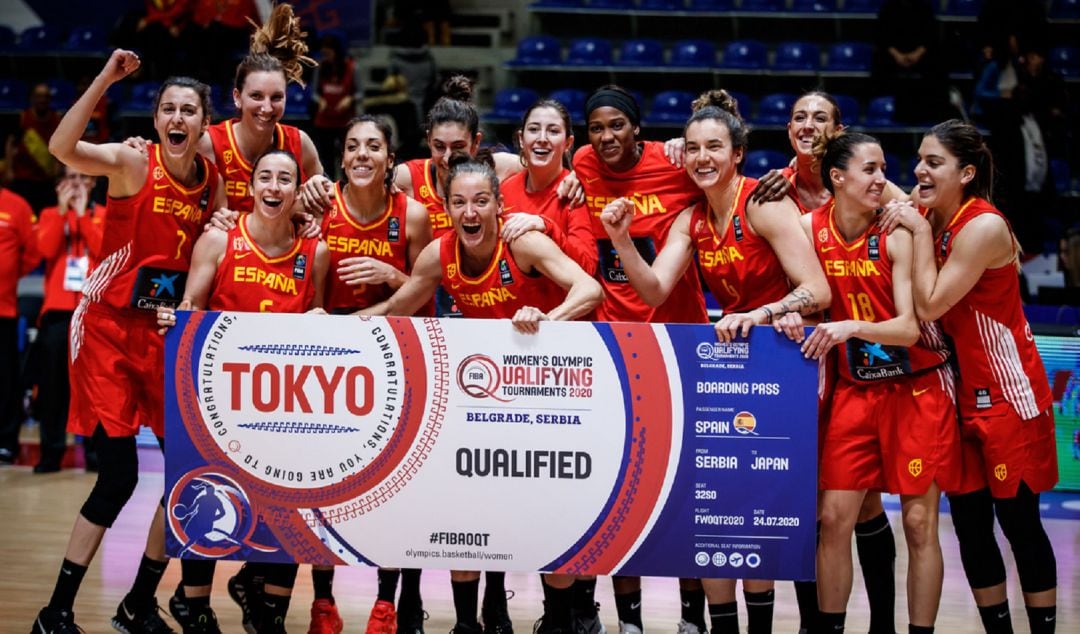 La Selección Española de baloncesto femenino posando con el cartel clasificatorio