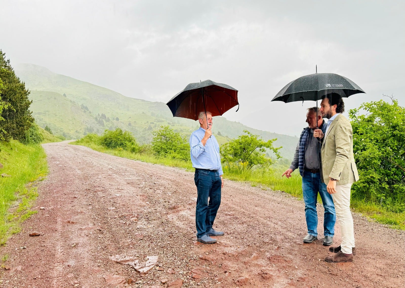 Álvaro Bescós, Ignacio Espot e Isaac Claver en una visita a la pista.
