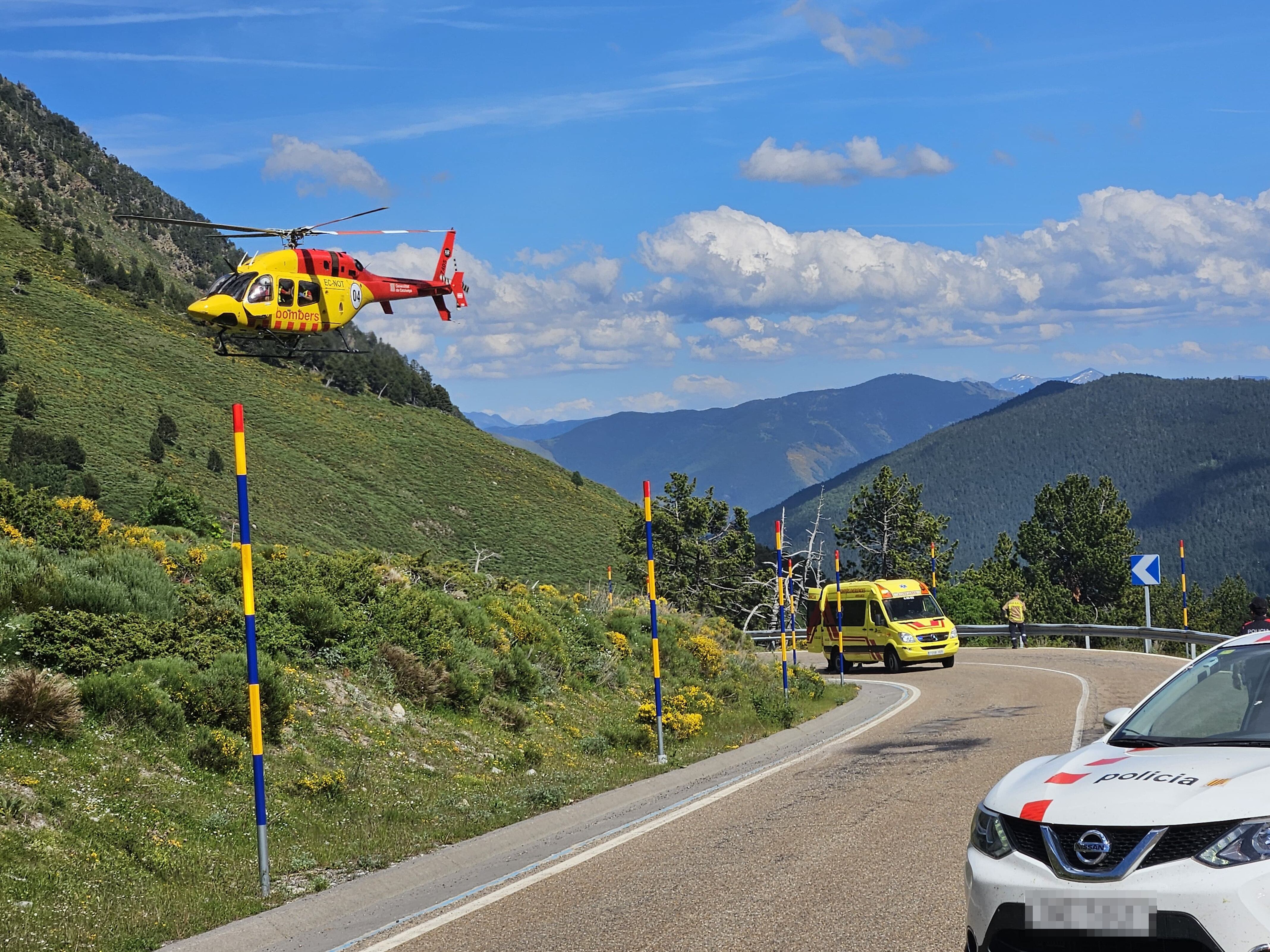 Un helicòpter dels bombers al punt de l'accident. Foto: ACN.