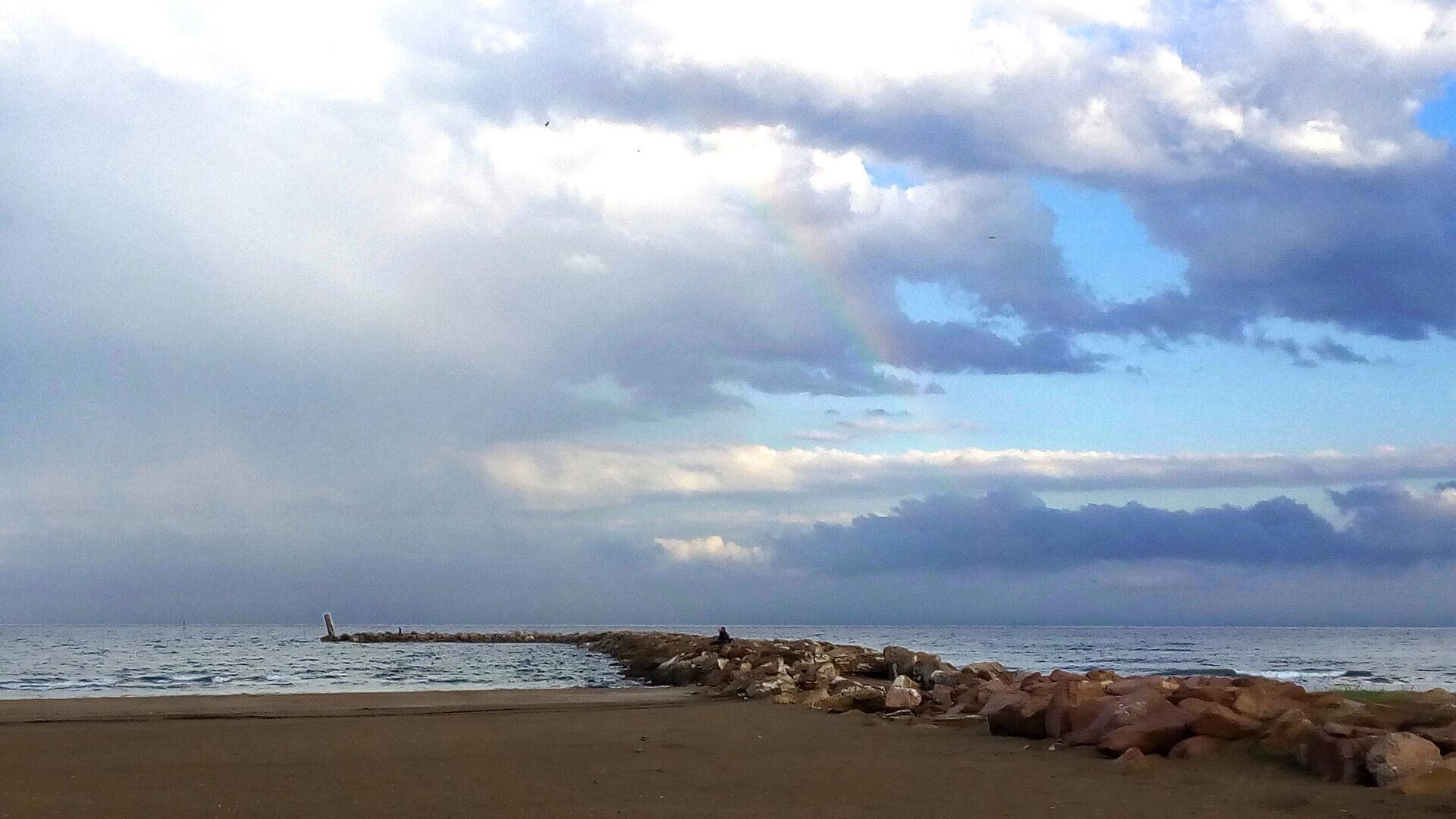 Buscan a un bañista desaparecido en la playa de Massalfassar