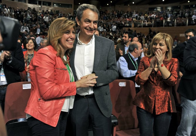 La presidenta de la Junta y nueva líder del PSOE-A, Susana Díaz, abraza a José Luis Rodríguez Zapatero junto a la vicesecretaria general del partido nacional, Elena Valenciano.